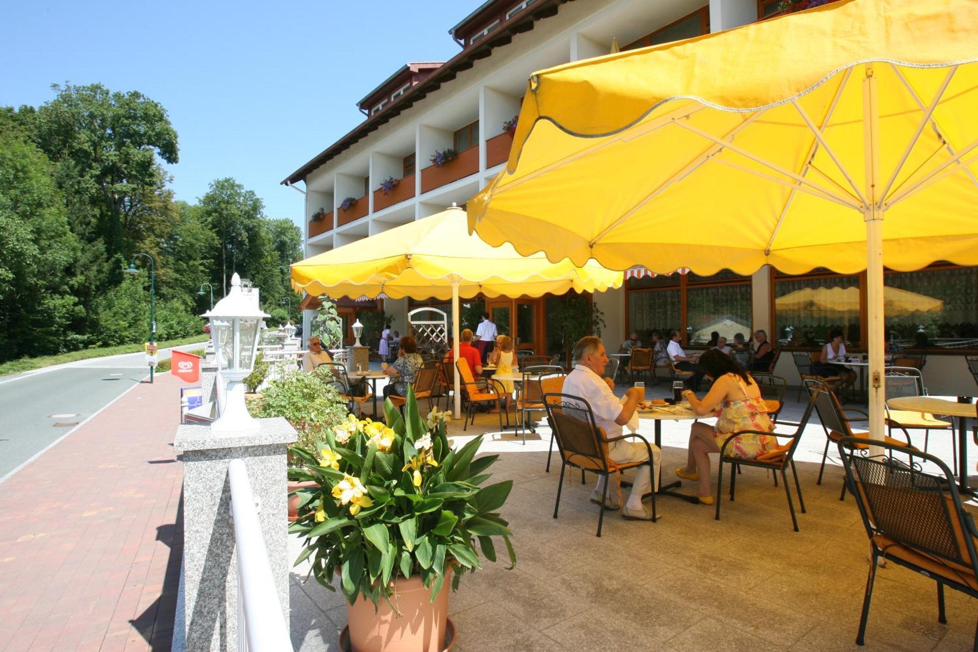 Hotel Zum Kastell Bad Tatzmannsdorf Exterior photo